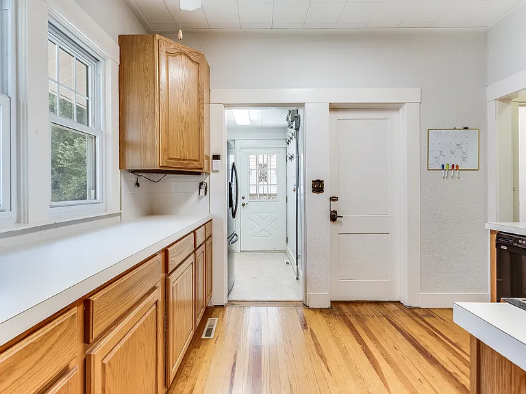 122 S Belmont Ave — Photo 23