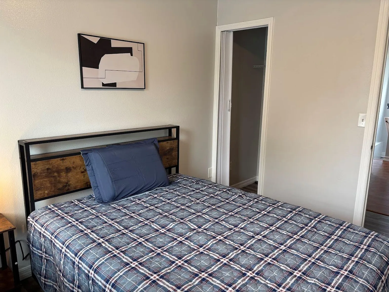 4 bed, 2.5 bath, 2500 sqft, $845 — Photo 3