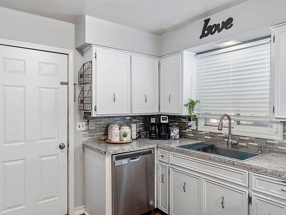 4th image of 565 Pinecrest St