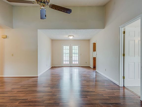 5th image of 821 Sandburg Pl