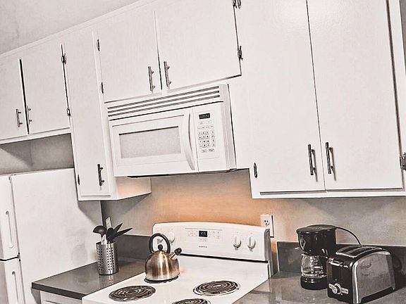 3rd image of 944 Bronx Park S