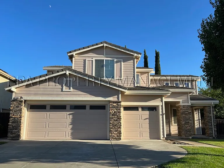 132 Shea Ct — Photo 1