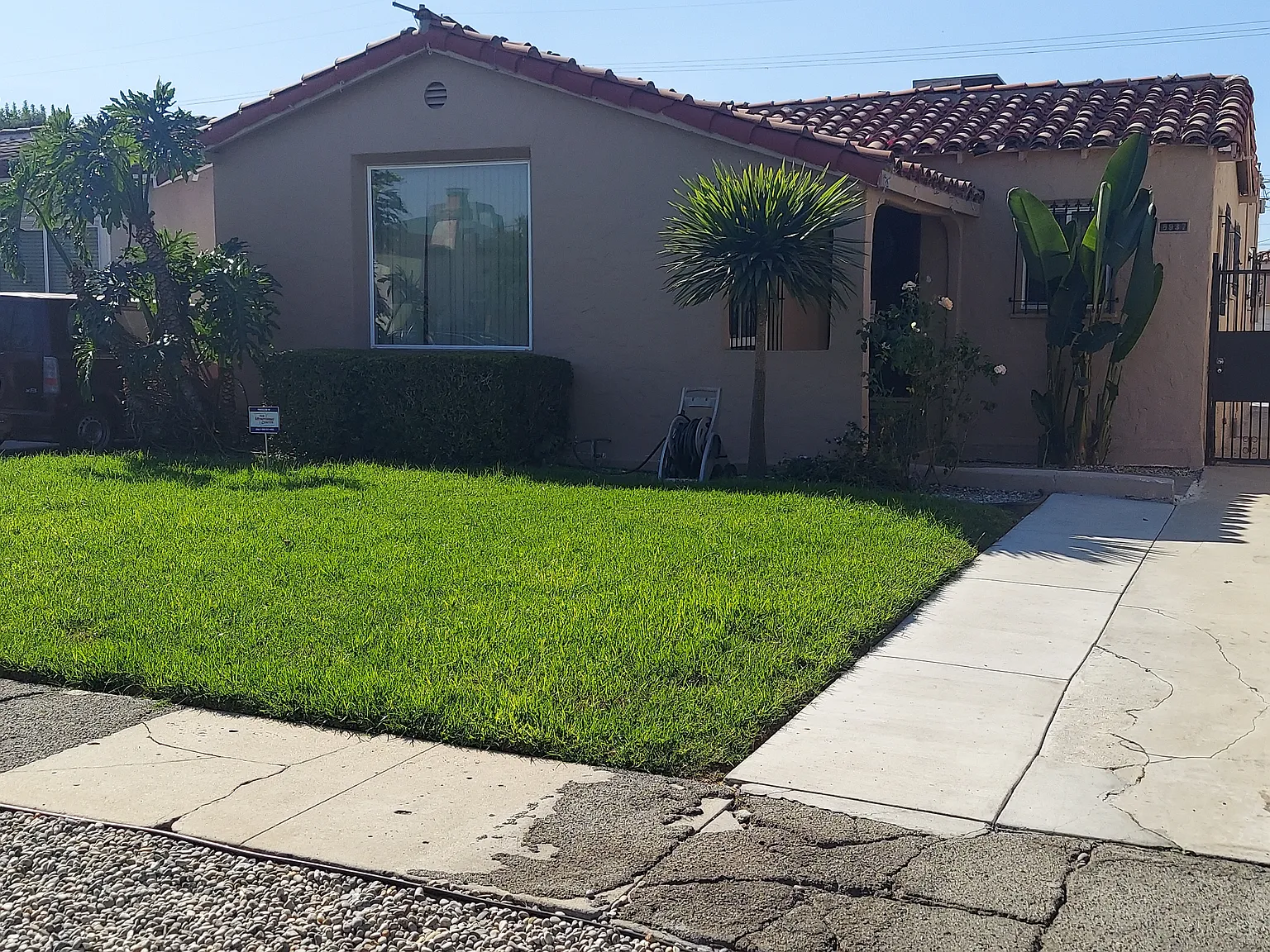 3 bed, 1.5 bath, 2300 sqft, $3,800 — Photo 2