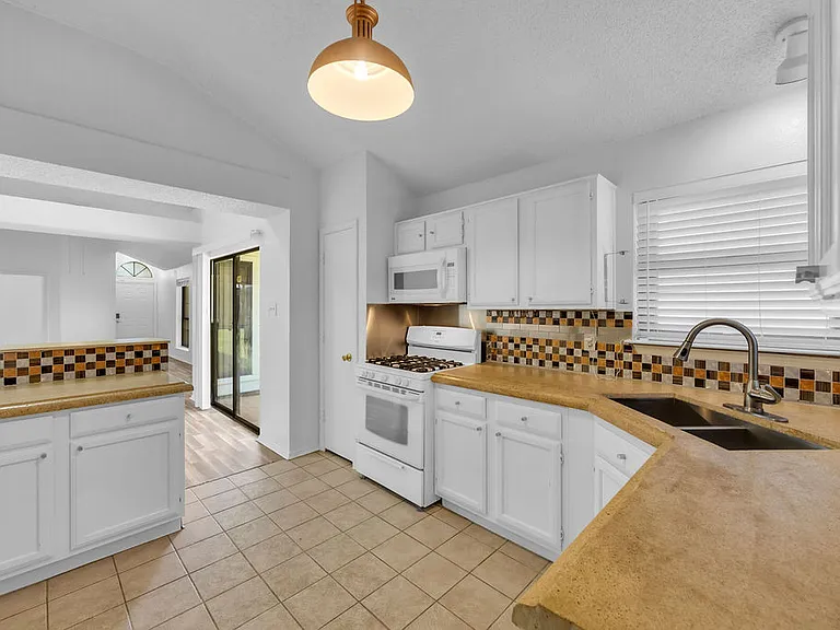 608 Rancho Dr — Photo 11