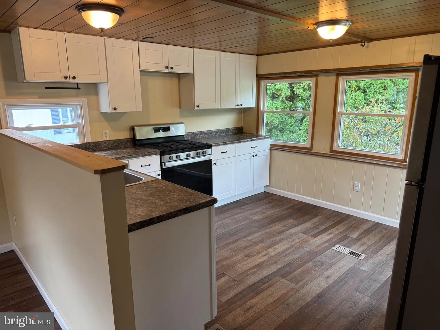 3 bed, 1.0 bath, $1,300 — Photo 2