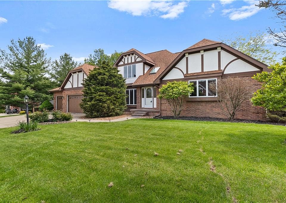 1st image of 8 Stillwater Dr