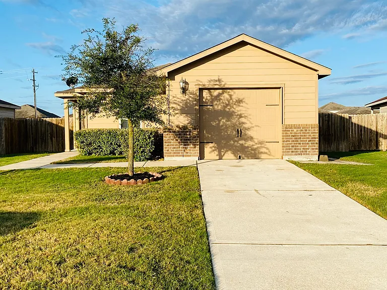 596 Ruby Ln — Photo 2