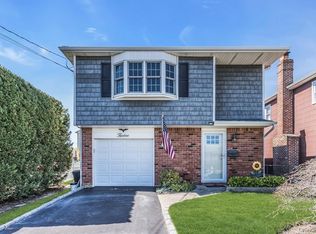 12 Spring St, Lindenhurst, NY 11757
