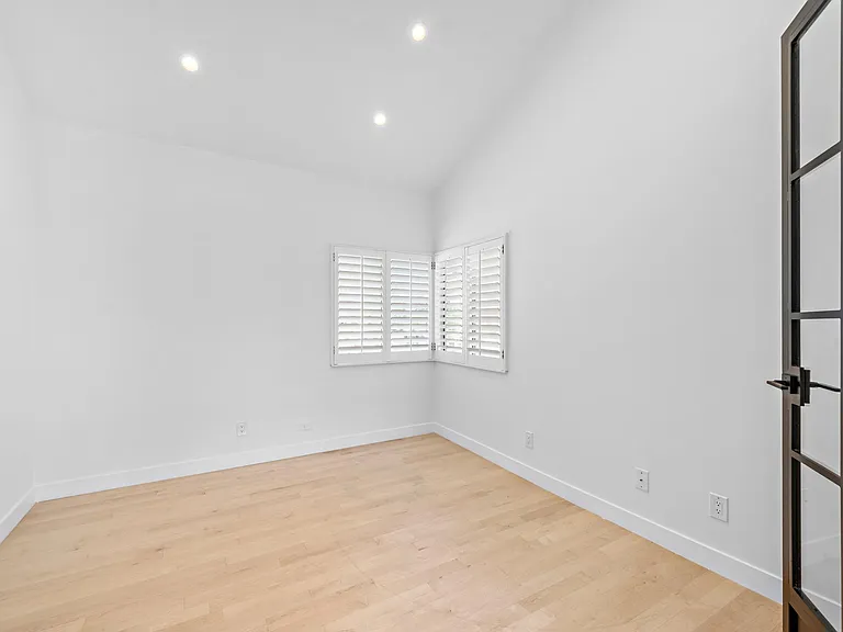 25256 Manzanita Dr — Photo 12