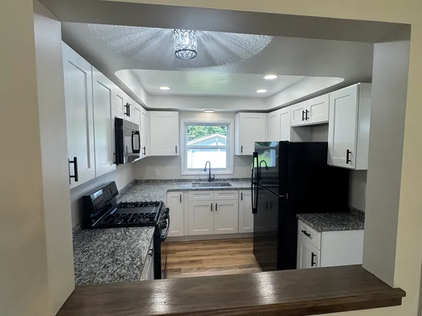 5979 Woodside Rd, Highland Heights, OH 44143