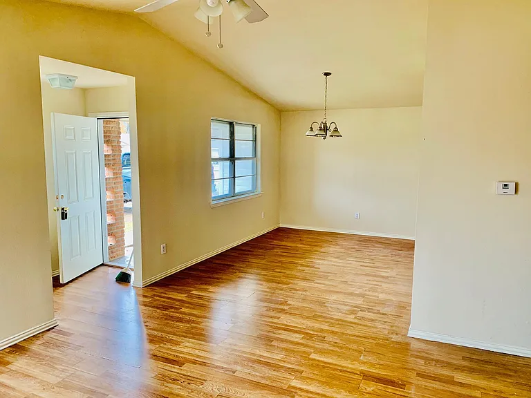 811 Memorial Dr — Photo 4