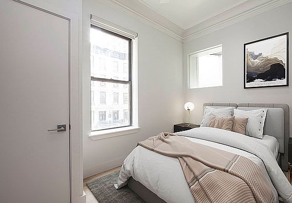 3rd image of 130 E 37th St APT 3S