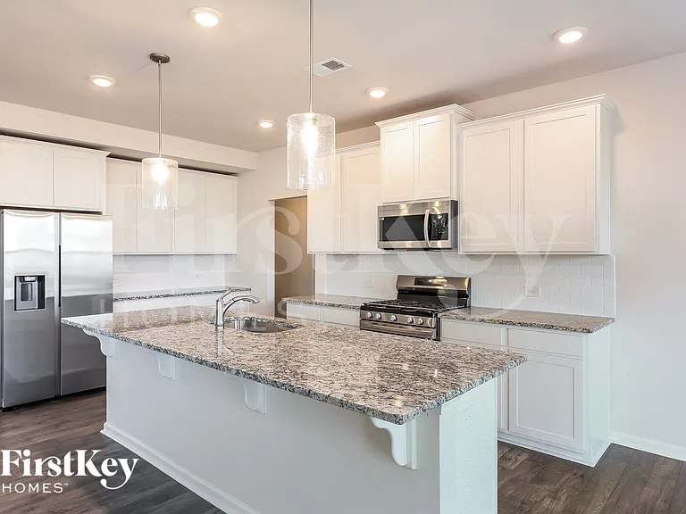 557 Hillpark Ln — Photo 7