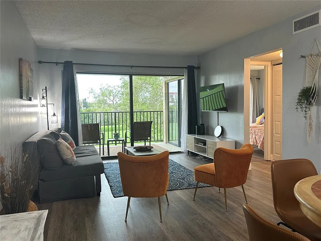2 bed, 2.0 bath, 890 sqft, $2,400 — Photo 2