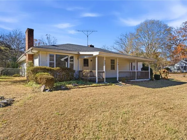 6101 Phelps Cir, Winston Salem, NC 27105