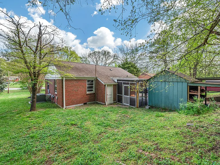 2921 Twin Lawn Dr — Photo 3