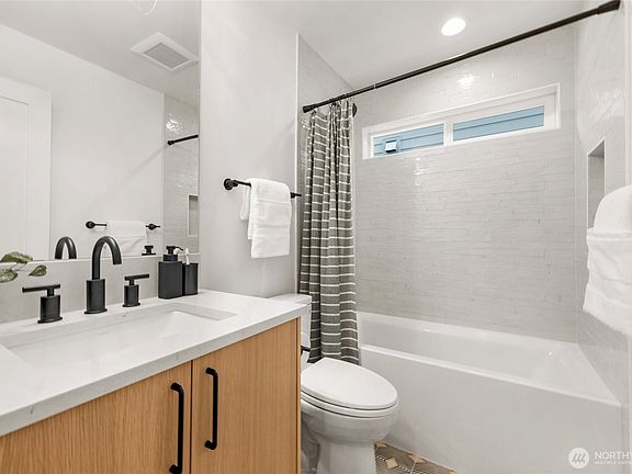 4th image of 4048 32nd Avenue W #B