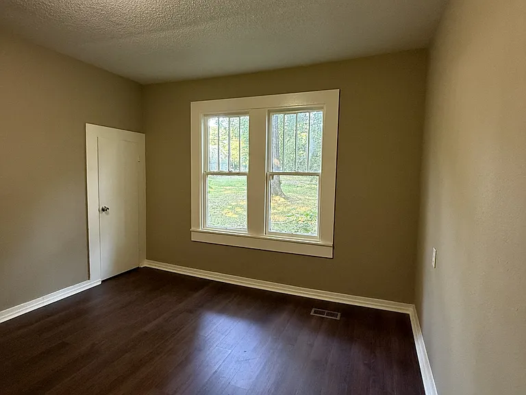 109 Oak Ave — Photo 5