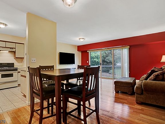3rd image of 4 Henley Dr #4