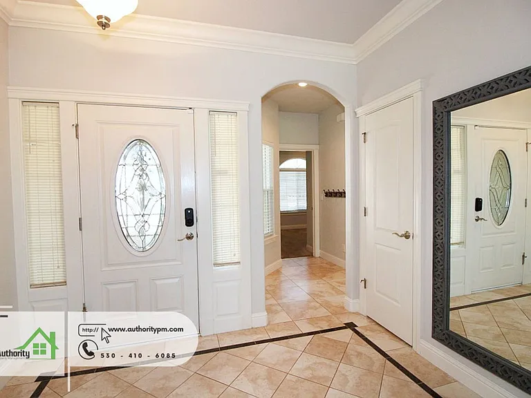 2052 Hedgerow Ave — Photo 7