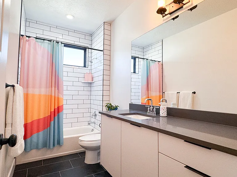 3rd floor full bathroom
