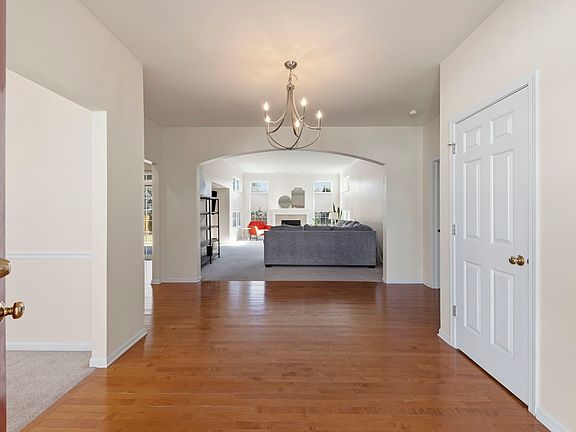 3rd image of 2132 Colonial St