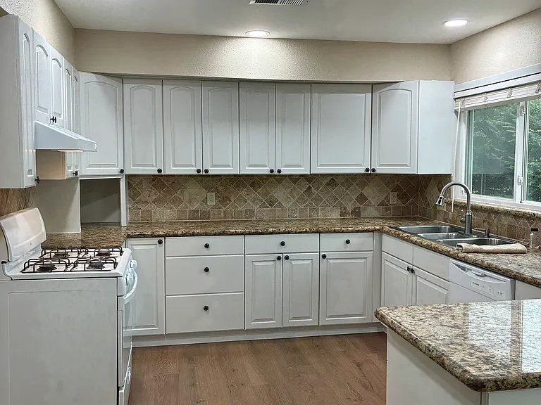 Kitchen cabinets - plenty of storage