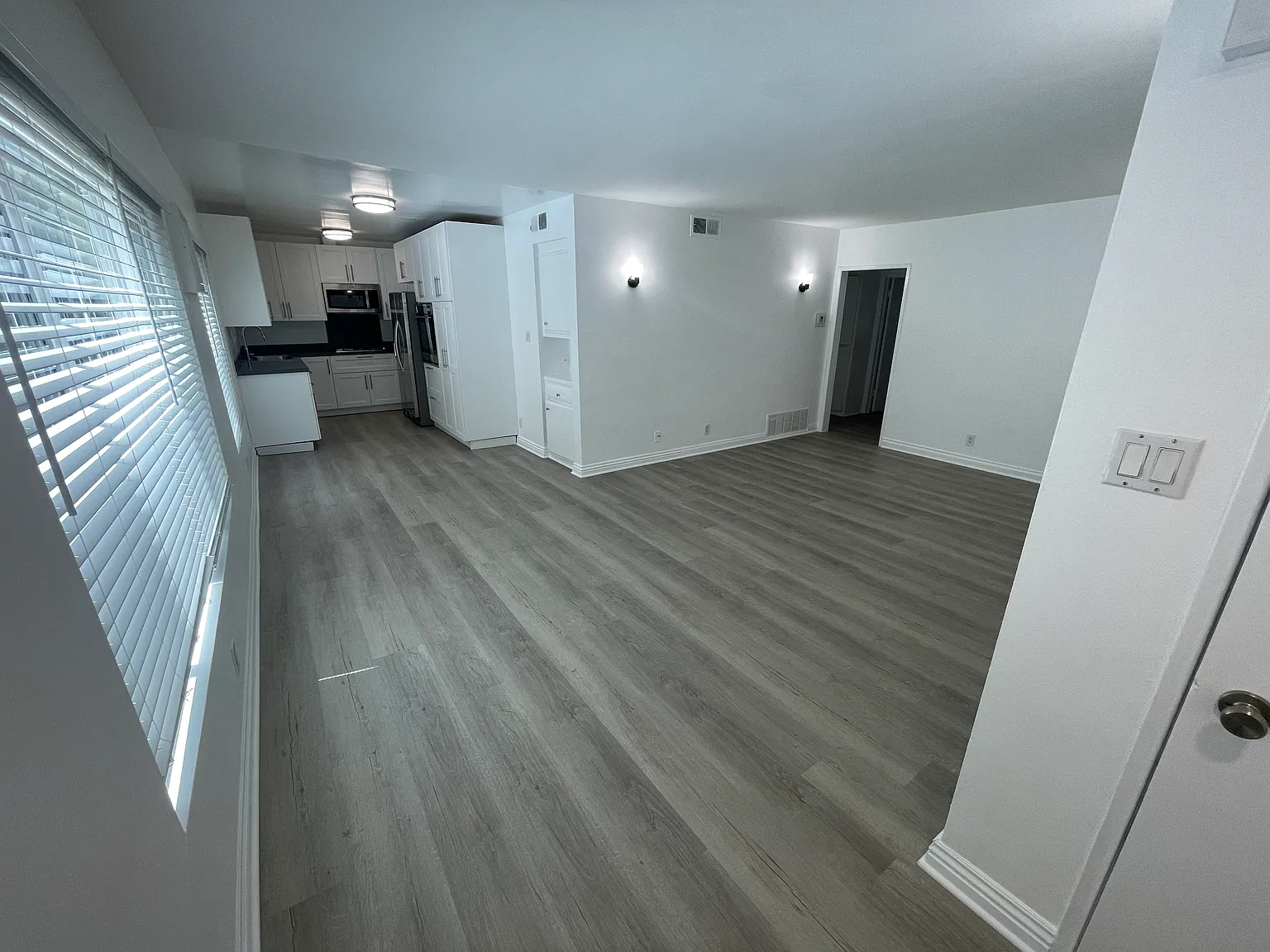 3 bed, 1000 sqft, $3,995 — Photo 4