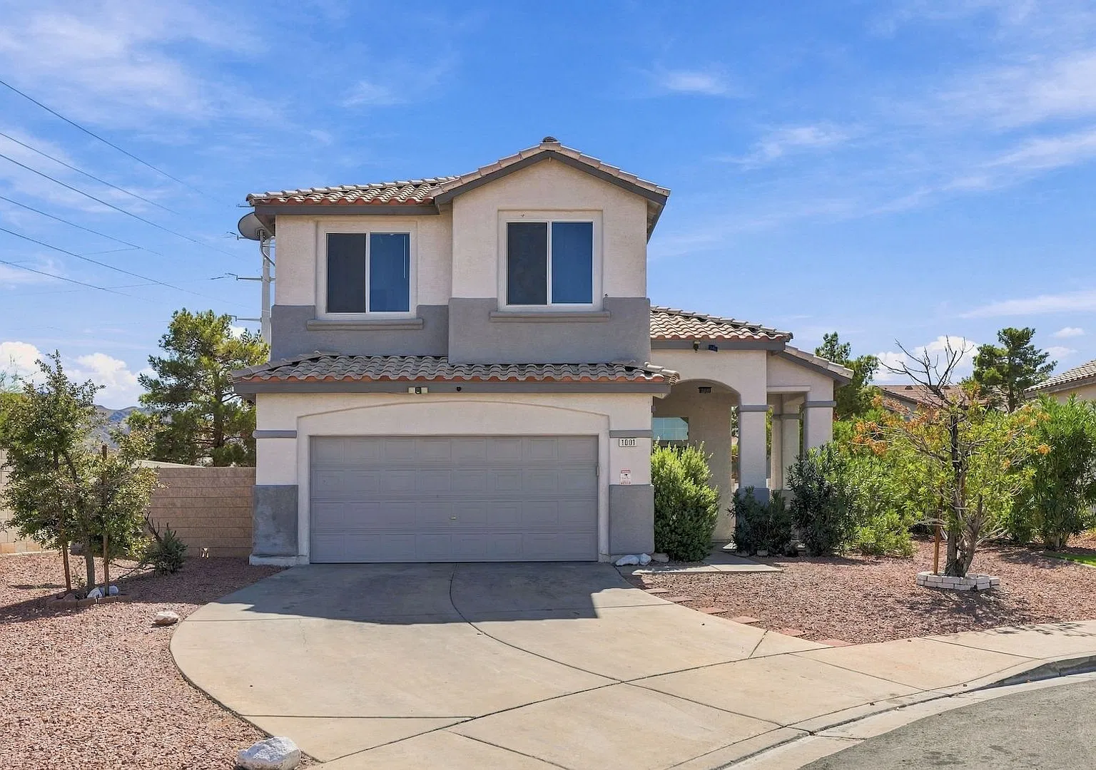 Beautiful Two Story Home in Henderson! — Photo 1