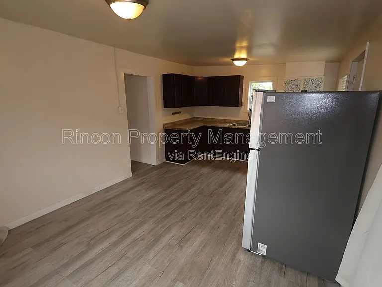 329 E Scott St — Photo 3