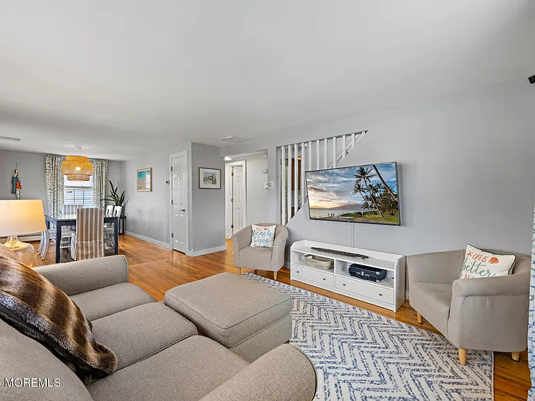 345 Macarthur Ave — Photo 5