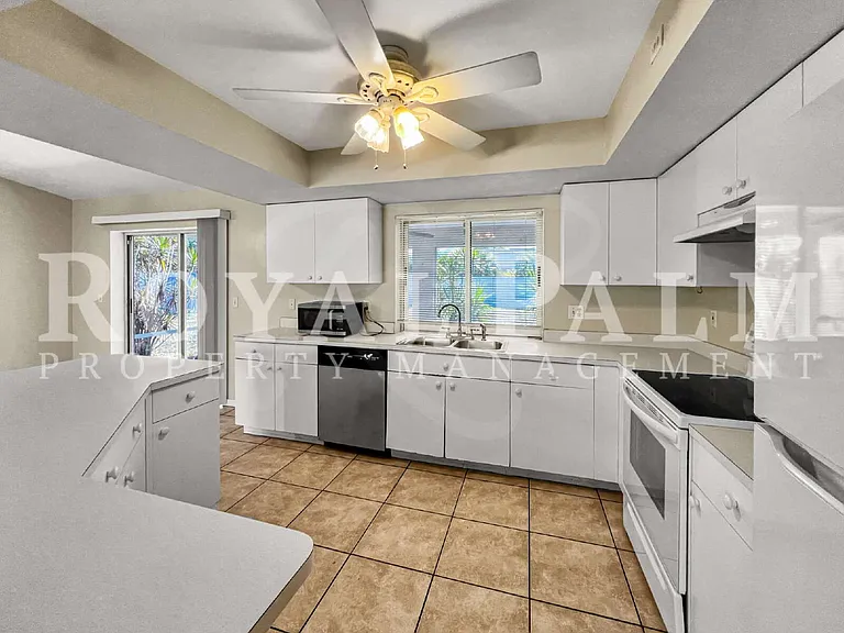 208 SE 17th St — Photo 1