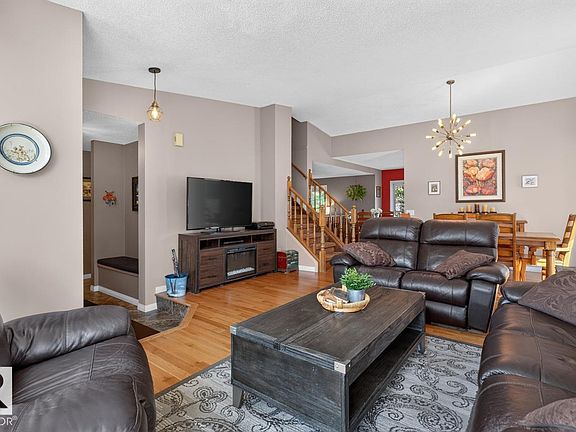 3rd image of 135 Meadowview Dr