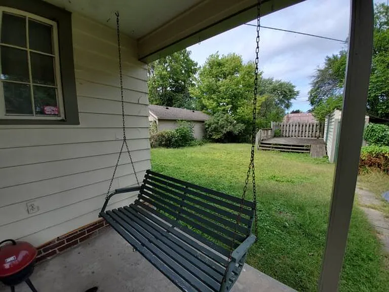 1131 E Victoria St — Photo 15