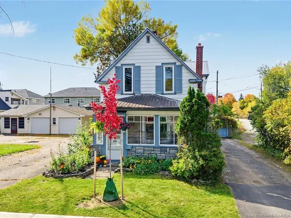 880 Barker St, Fredericton, NB E3A 3K6