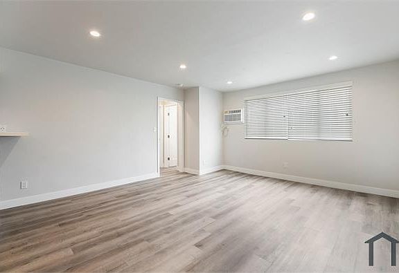2nd image of 2401 S Sycamore Ave #7