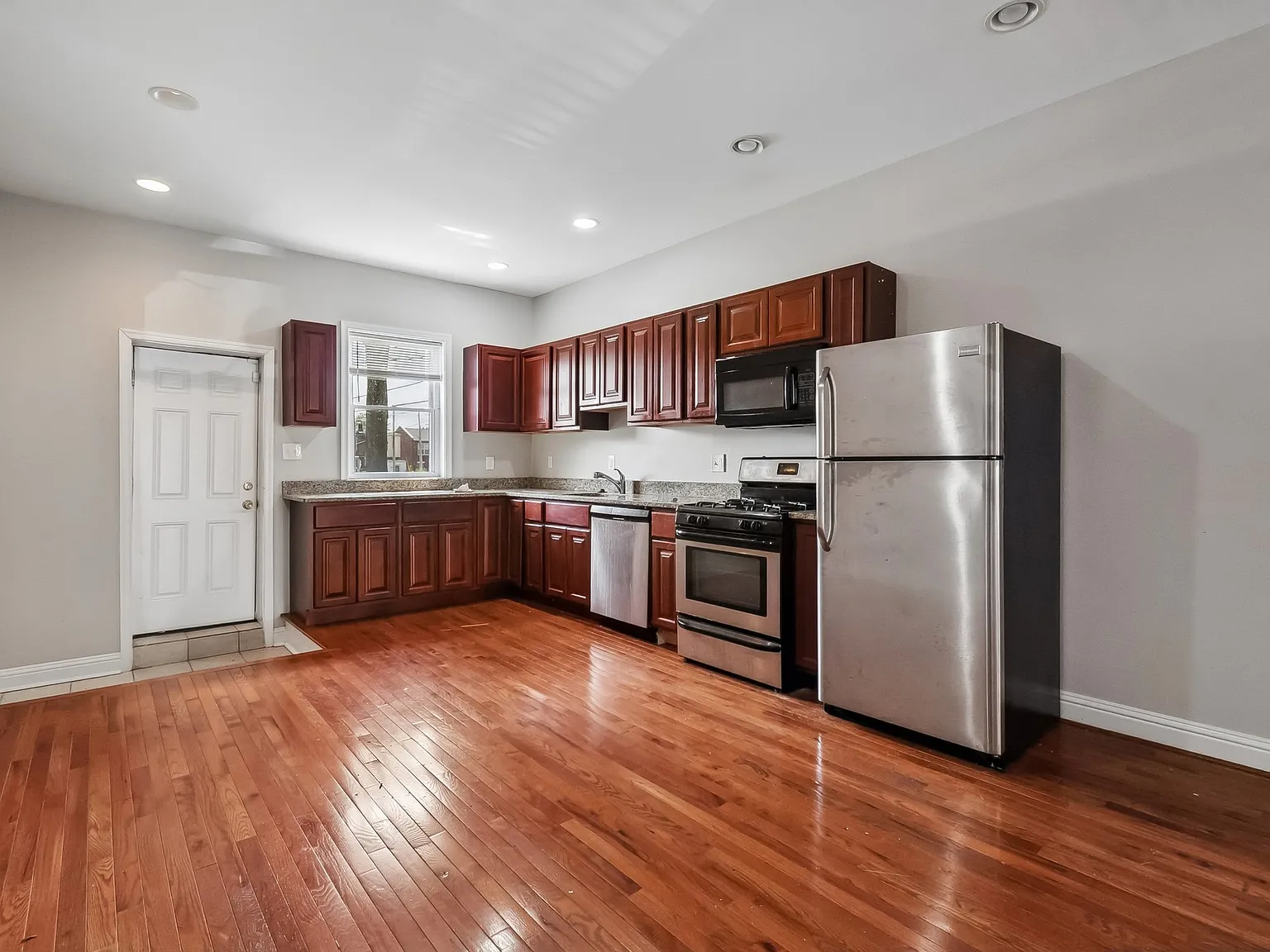 2 bed, $1,600 — Photo 2