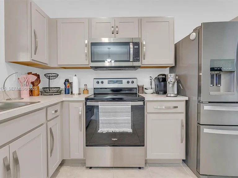 504 NE 1st Dr #504 — Photo 7