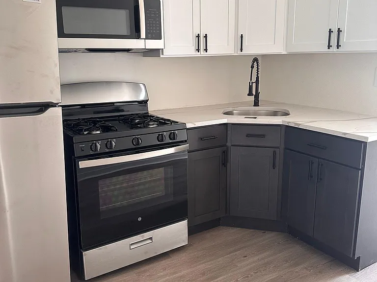 1156 E Broad St #4 — Photo 7