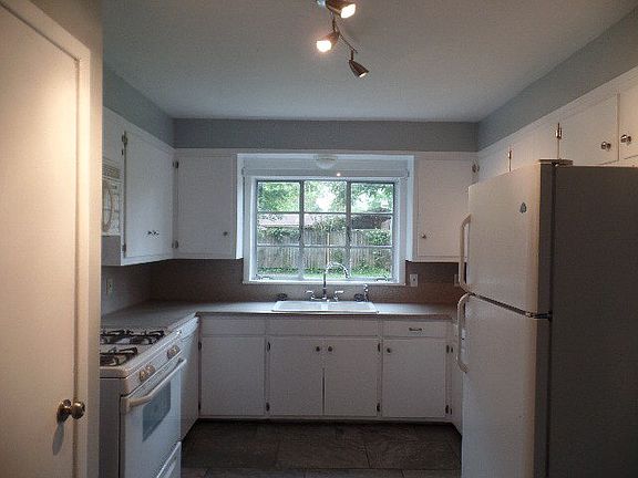 4th image of 885 Yount St