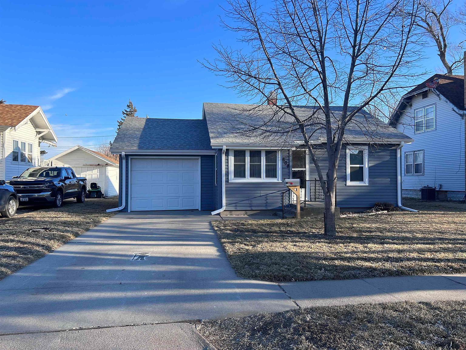 608 E 8th St, Cozad, NE 69130 Zillow