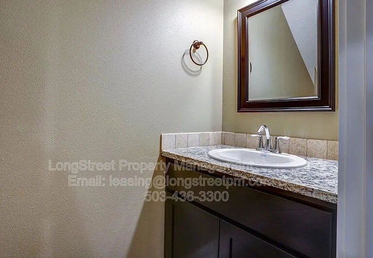 482 S Monmouth Ave — Photo 22