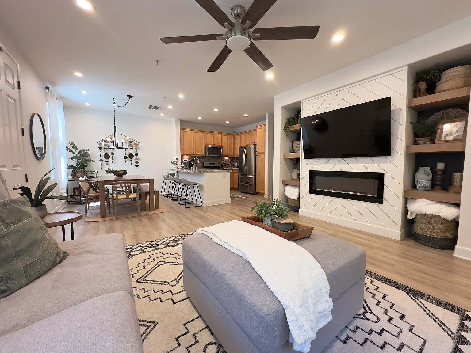 3 bed, 1420 sqft, $3,350 — Photo 1