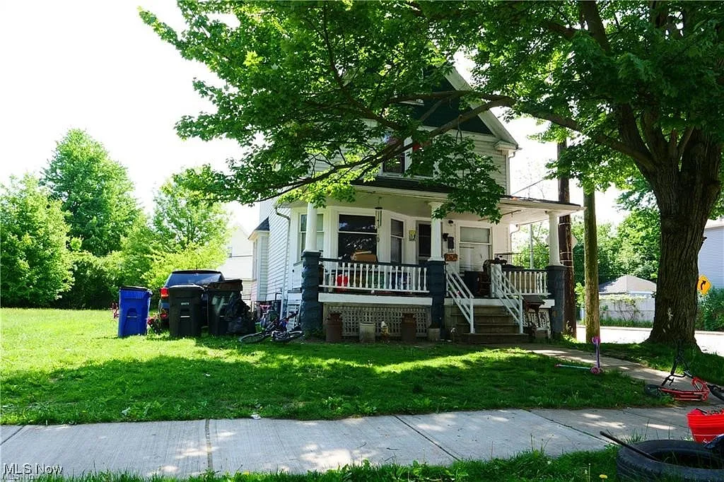 2233 W 101st St photo 1