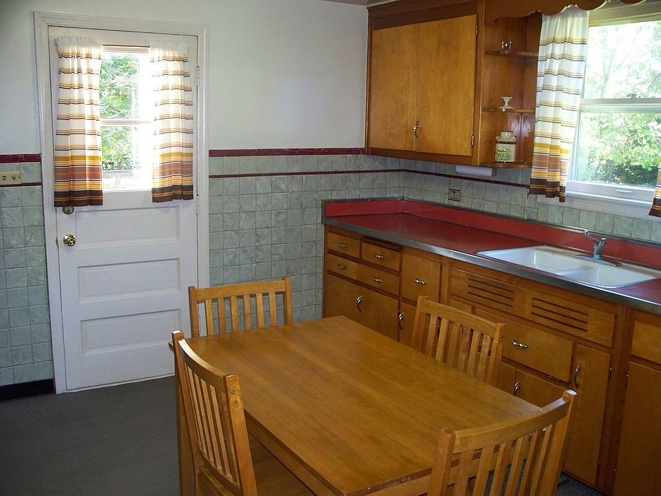 Large eat-in kitchen with table/chairs included