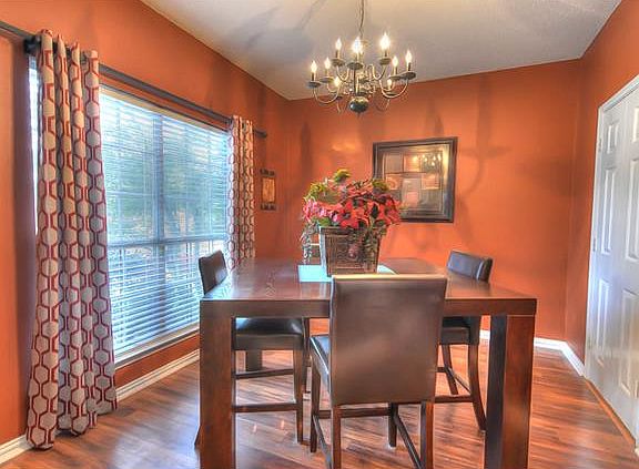 3rd image of 824 Parkview Cir