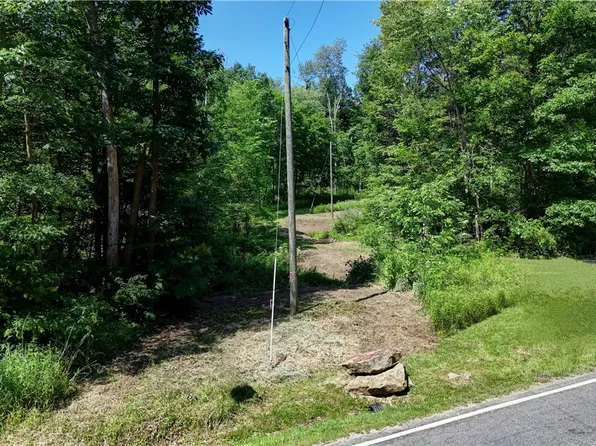 Crestlawn Dr SE, East Canton, OH 44730