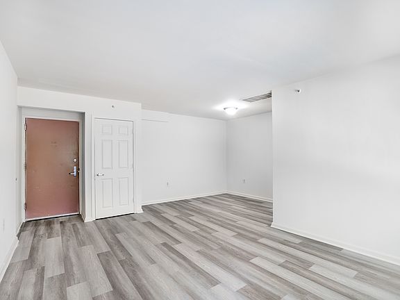 5th image of 852 Barnaby St SE #848-404