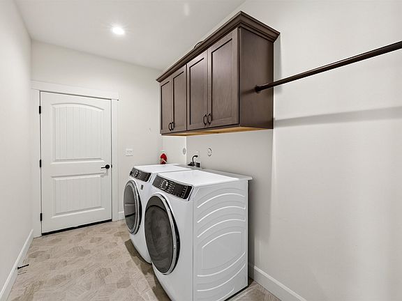 5th image of 642 E 32nd Ct