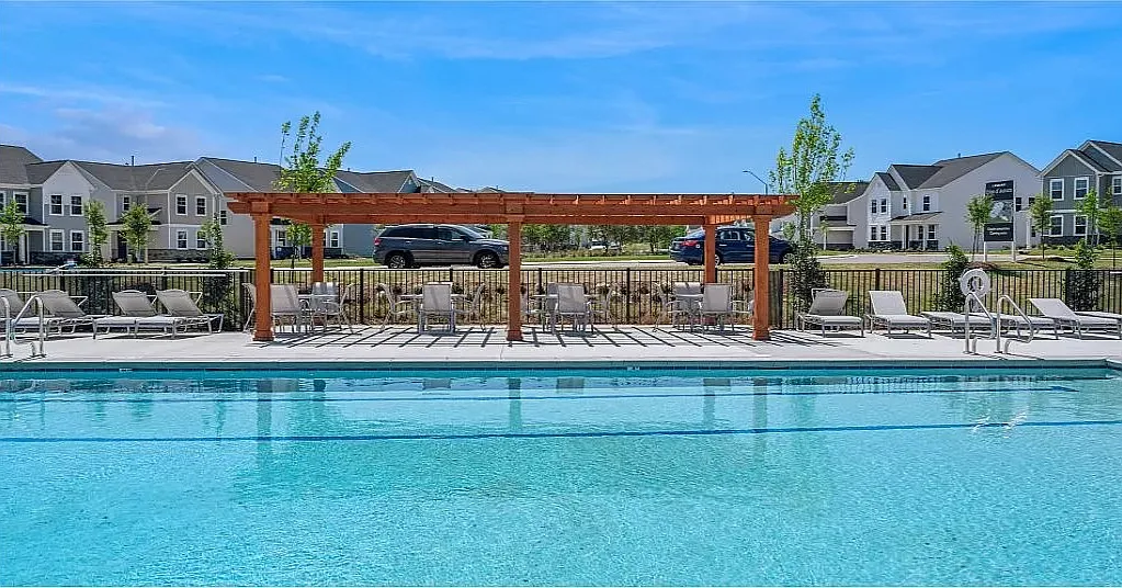 5 bed, 2638 sqft, $2,495 — Photo 2